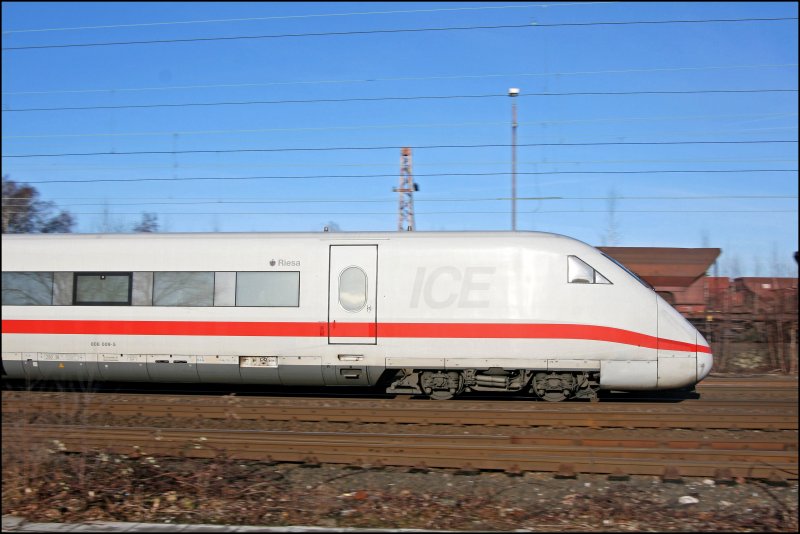 Kleiner  Mitzieher  auf den 402 008  Riesa  der als ICE 547, von Dsseldorf nach Berlin-Ostbahnhof, bei Bochum Hbf dem Ziel entgegen fhrt.