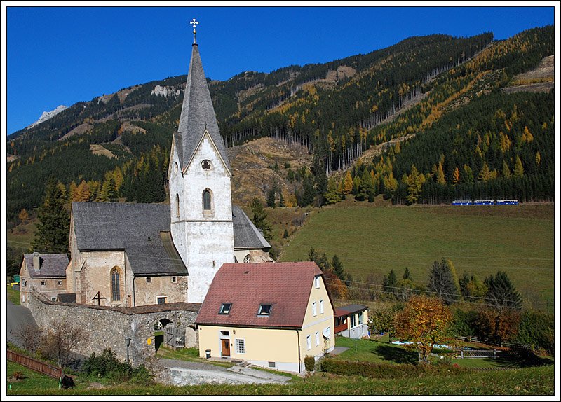 Kleiner Wurm in der Landschaft: Eher selten auf der Erzbergbahn zu sehen, eine 5081er Dreifachtraktion. Anlsslich einer GEG Sonderfahrt wurde diese Aufnahme, die kurz vor Vordernberg Markt mit der St.Laurentius-Kirche im Vordergrund entstand, am 25.10.08 mglich.