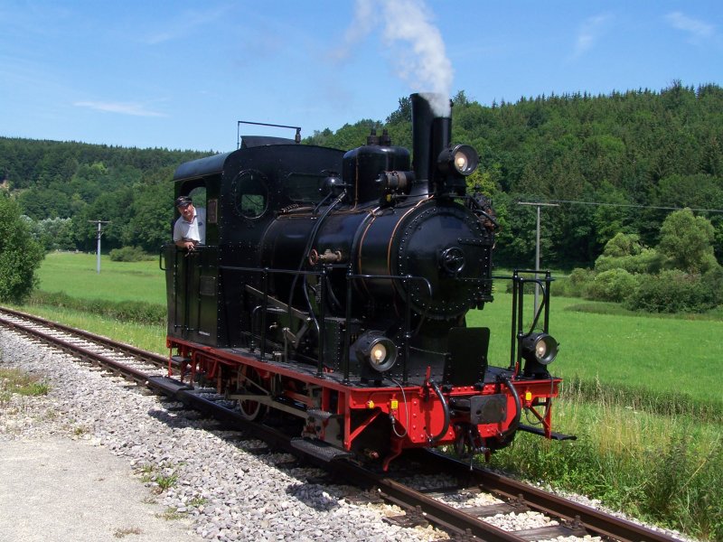 Kleinere Rangierarbeiten der Lok.12 der Hrtsfeldbahn HMB im Haltepunkt Sgmhle. Die Lok zog anschlieend einen Museums-Dampfzug von Sgmhle Hp ber Steinmhle Hp nach Neresheim.
Aufgenommen am 1.Juni 2007