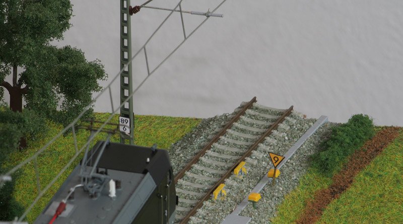 Kleines Modell-Diorama. Abmessungen ca. 25*50 cm. Detailbild.