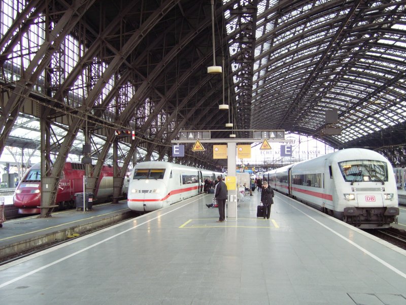 Kleines Zugtreffen in Kln Hbf: 
Links: Thalys nach Paris Nord
Mitte: ICE2 aus Berlin Ostbahnhof nach Bonn Hbf
Rechts: Ehemaliger Metropolitan als IC 1819 nach Stuttgart Hbf.