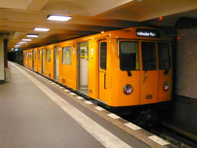 Kleinprofil U-Bahn 488 auf der U4 im Bahnhof Innsbruckerplatz am 09.10.08
