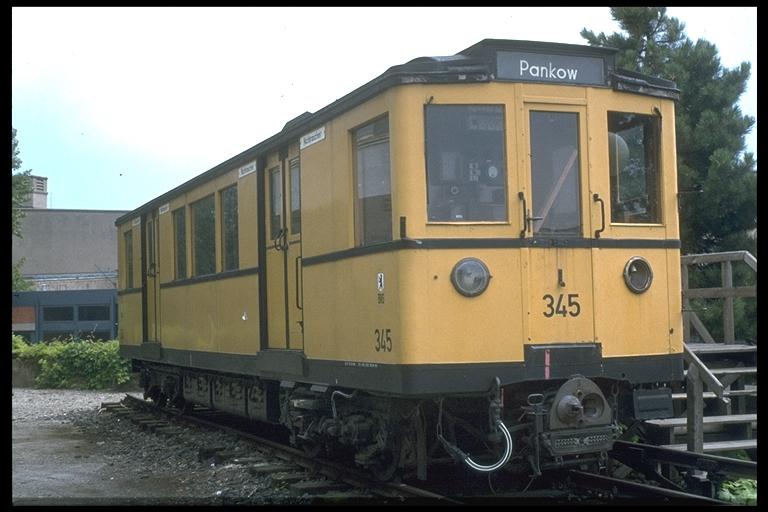 Kleinprofil U-Bahnwagen TypA2 Nr.345 als Bauleitungsbro 1974 im Sommergarten am Funkturm.(Archiv P.Walter)