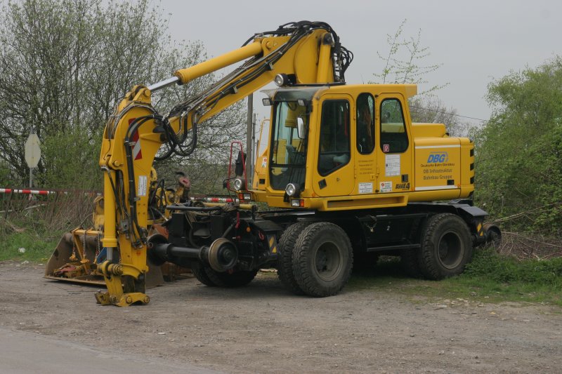 Kleinwagen Nr.: 97 51 92 533 60-5 / Zweiwegebagger 1604 ZW-WB mit Abst�tzpratzen abgestellt am B� GE-Bismarck. Eigent�mer ist DB Gleisbau GmbH in Duisburg.