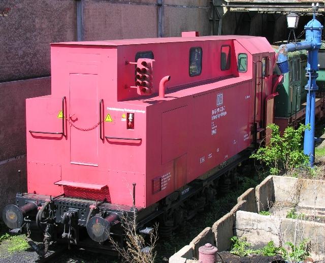 Klimaschneepflug Bauart Meiningen im Mai 2005 im Bahnbetriebswerk Arnstadt hist. Einen Bericht �ber den Einsatz eines solchen Schneepfluges in der Bahnmeisterei Wustermark im Winter 1978/79 finden sie hier: http://www.w-schlegel.de/Schneepflug/schneepflug.htm