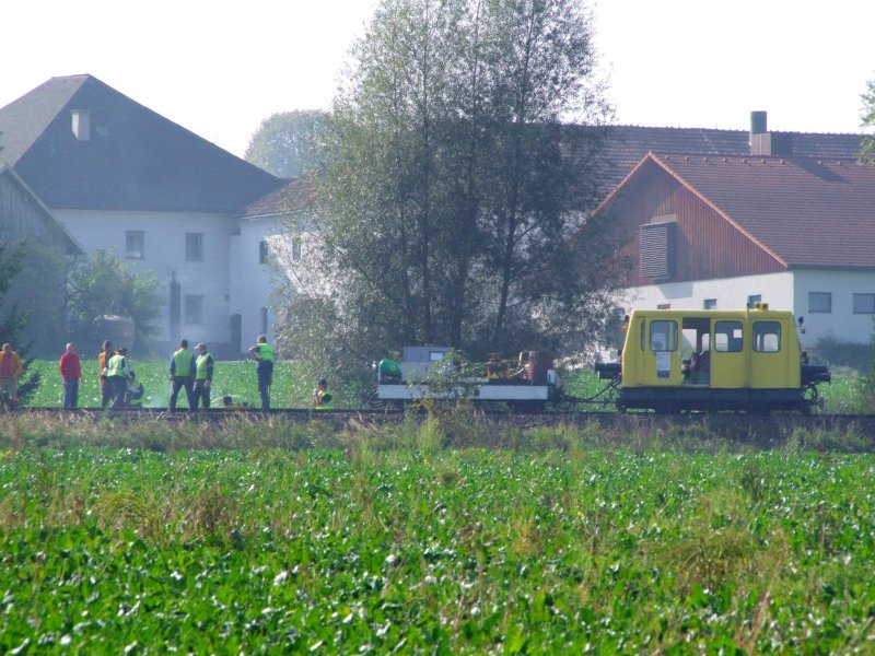 KLX 626-202 mit einer Arbeitsrotte zwischen Ried i.I. und Oberbrunn; 081009
