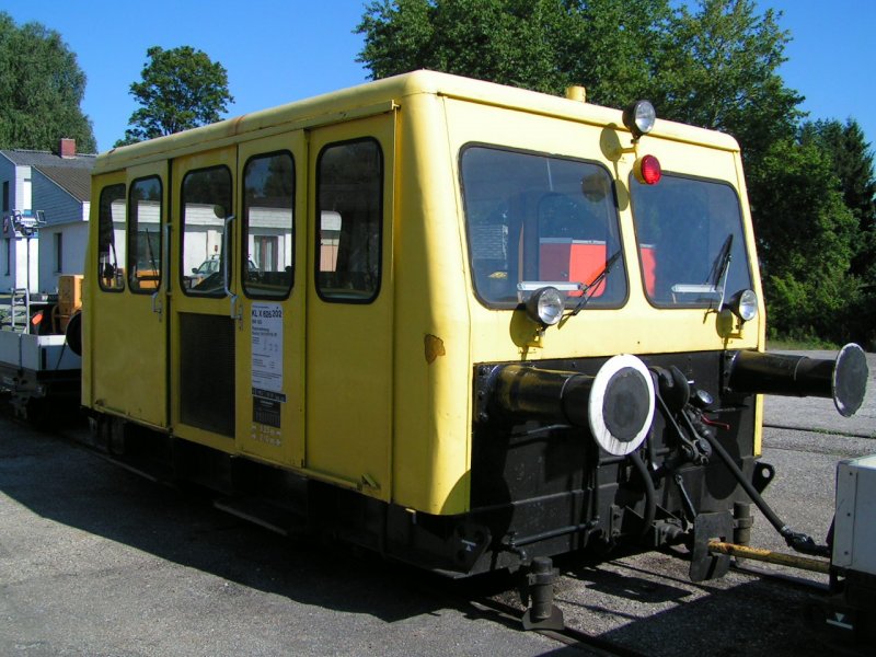KLX626-202 der Regionalleitung Bauhof Attnang/Puchheim steht mit zwei Kleinwagen am Bhf. RIED i.I. 070726