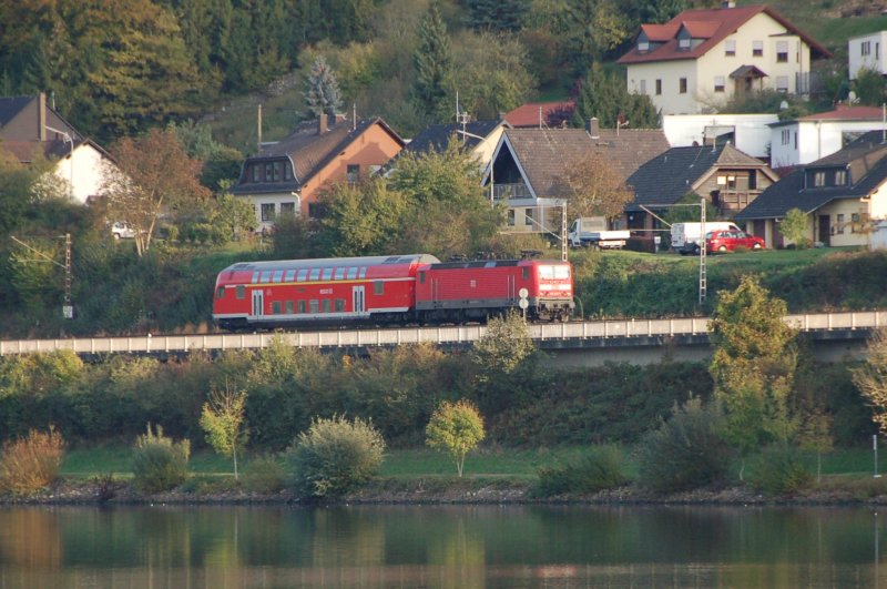 KmZ (Kleinst mglicher Zug) mit E-Lok 143 bei der Einfahrt zum Bhf Oberbillig von Trier kommend am 18.10.2009 17:27h 