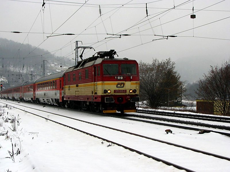 Kndel 371 005-0 fegt mit einen EC durch Knigsstein(Sachs)Richtung Tschechien.20.02.09.