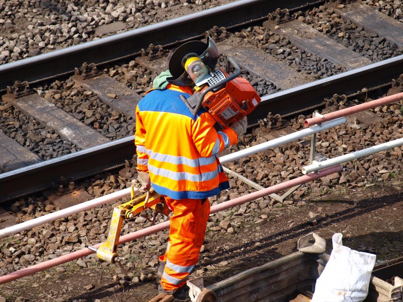 Knochenjob, ohne diese Jungs l�uft bei der Bahn nichts. Ein Gleisarbeiter schleppt sein Trennwerkzeug zur n�chsten Einsatzstelle. 