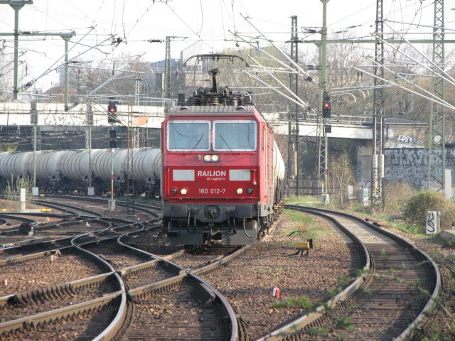 Kndelpresse 180 012-7 mit Kesselwagenzug zum Gterbahnhof Dresden-Friedrichstadt.2.04.07