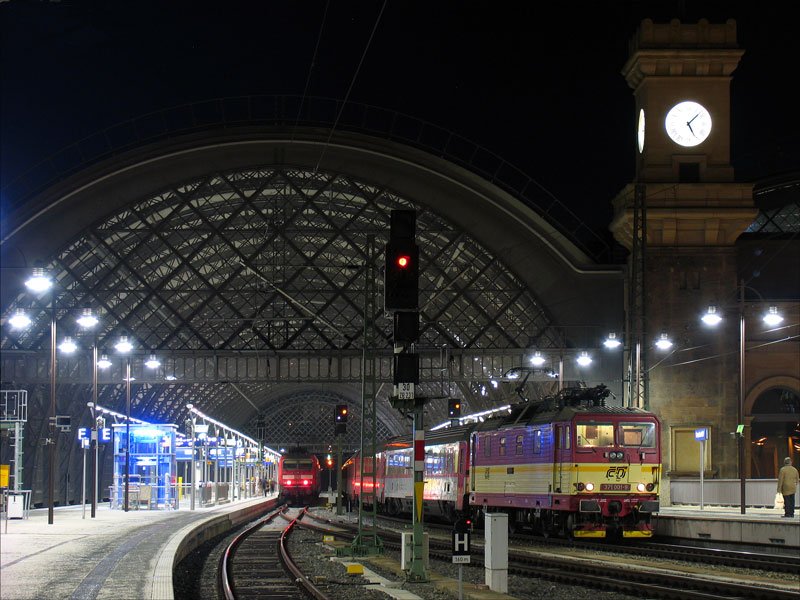 Kndelpresse CD 371 001 vor dem EC 371 Stralsund - Praha (Prag), im Hintergrund auf dem Nachbargleis eine 143, die die RB 17622 nach Elsterwerda-Biehla schieben wird; Dresden Hbf, 30.11.2008
