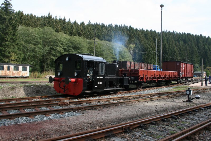 K 4017 zieht zwei Gterwagen von den Schmalspurrollwagen.Die Vorfhrung an der auch Zittauer 99 713 beteiligt war, zeigte das der Rollwagenbetrieb nicht einfach war.3 WCd Festival in Schnheide Sd.