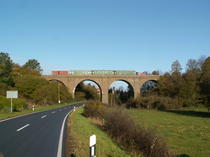 Kf 11 098 der Ostertalbahn am 25.10.08 auf dem Haupersweiler Viadukt.