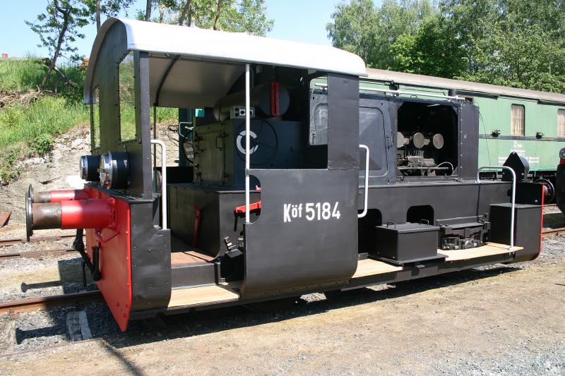Kf 5184 des Vereins Freunde der Bahnlinie Oberwart-Oberschtzen bei einer Lokprsentation whrend des Bahnhoffestes im burgenlndischen Oberschtzen. (Bahnlinie Oberwart-Oberschtzen als Museumsbahn reaktiviert).(28.5.2005) 
