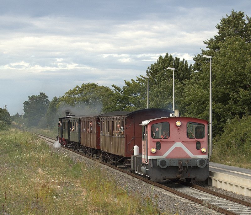 Kf voraus (332 114) kommt der Sonderzug aus Kirchheimbolanden durch Flrsheim-Dalsheim. Der Zug fuhr von Kirchheimbolanden ber Alzey nach Monsheim. Am Zugende hngt die Dampflok  Speyerbach . 12.07.2008