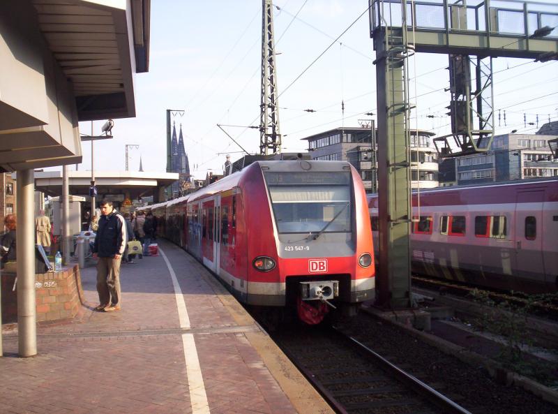 K�ln Hansaring bei Sonnenschein. 423 547(047) als S13 Richtung Troisdorf �ber K�ln/Bonn Flughafen.