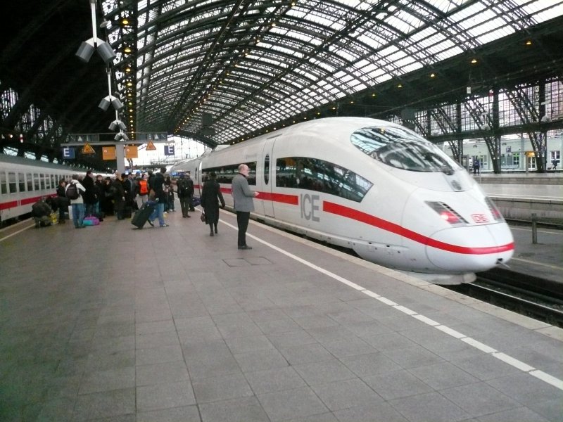 Kln Hauptbahnhof am 30.12.07. Rechts fhrt ein ICE 3 aus dem Bahnhof und links steht ein Ersatzintercity aus Hamburg.