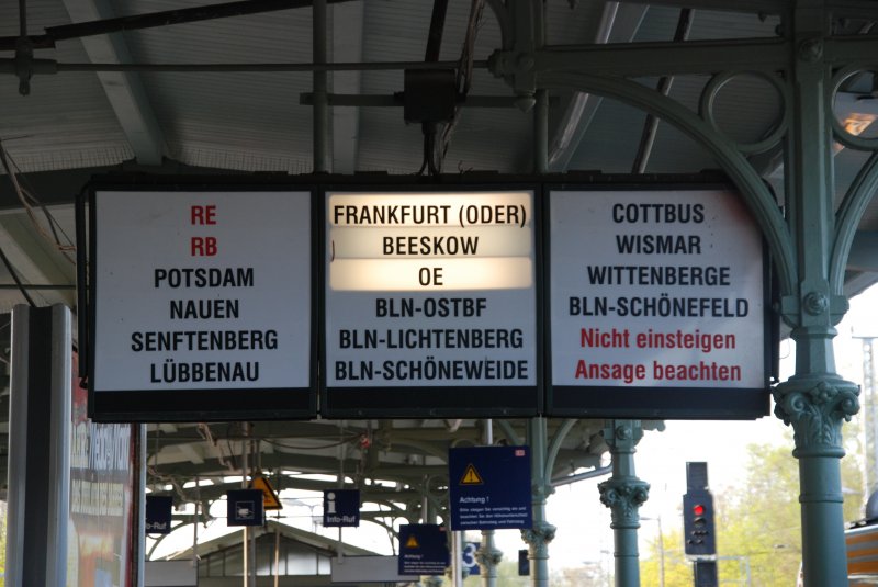 KÖNIGS WUSTERHAUSEN (Landkreis Dahme-Spreewald), 14.04.2009, Zugzielanzeiger im Bahnhof Königs Wusterhausen
