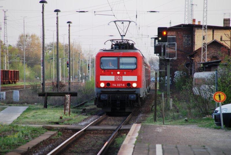 KÖNIGS WUSTERHAUSEN (Landkreis Dahme-Spreewald), 14.04.2009, 114 027-6 als RE2 nach Schwerin Hbf bei der Einfahrt