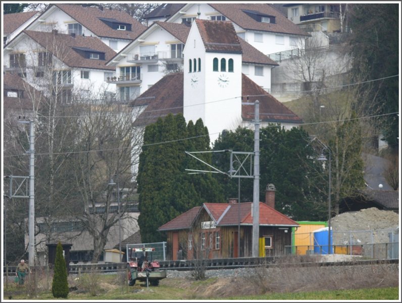 Knnte ebensogut ein Bild von einer Modelleisenbahn sein. Haltestelle Schaanwald im Frstentum Liechtenstein. Werktags hlt dort genau noch ein Zug der BB in jede Richtung. (17.03.2009)