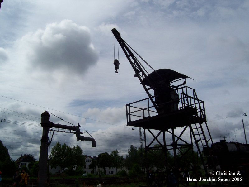 Kohle-und Wasserkran bei bewolktem Himmel in Darmstadt-Kranichstein 2006.