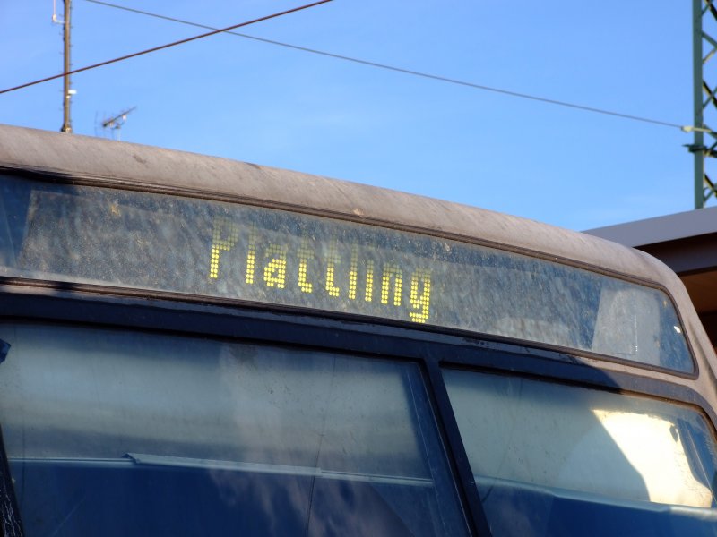 Komisch, der Zugzielanzeiger der 143 zeigt Landshut Hbf als Ziel, der des dahinter stehenden Wittenberger Steuerwagens jedoch Plattling.