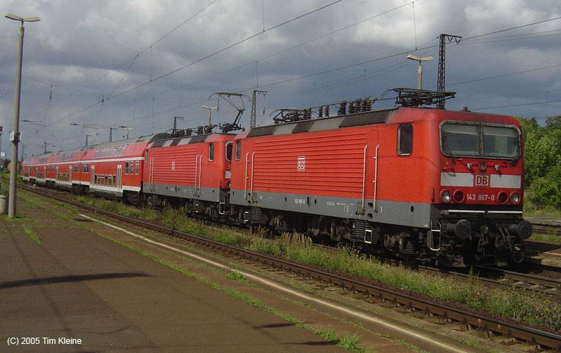 Komischer Zug: 143 867 und eine weitere 143 schieben ihre RB am 08.08.2005 aus dem Bahnhof von Grokorbetha.