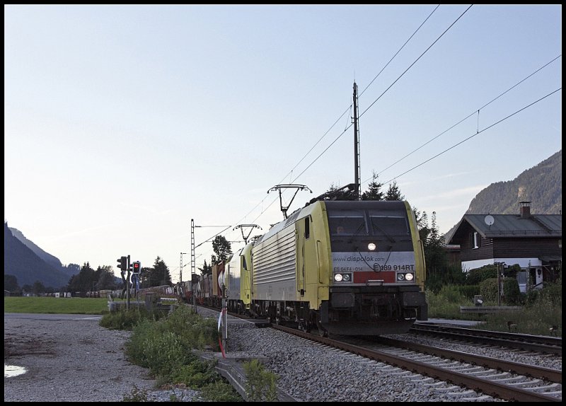 Komplett  ausgebucht  ist dieser Kombizug (vermutl. DGS 43135 Mnchen-Riem - Verona Q.E.) der hier in den Abendstunden des 29.07.2009 mit E189 914RT und einer ES64U2 nach Kufstein unterwegs ist.