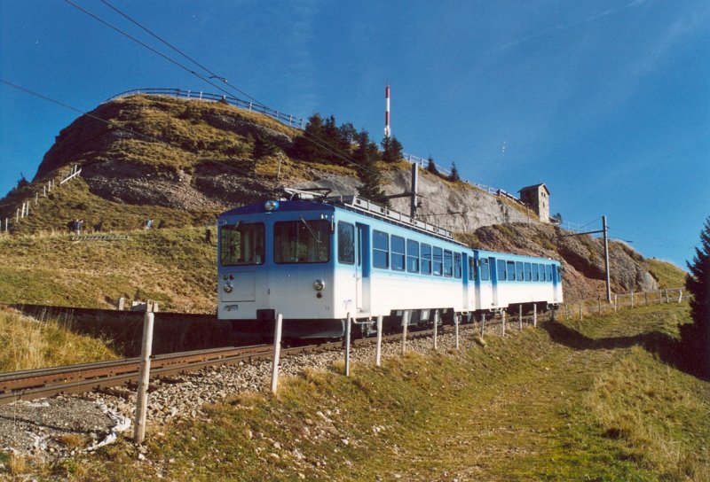 Komposition der ARB am 22. Oktober 2006 unterwegs direkt unterhalb von Rigi Kulm. Hinter dem Fahrzeug sieht man noch das Parallelgleis, das die Zge der VRB benutzen.
