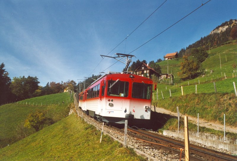 Komposition der Vitznau-Rigi-Bahn am 22. Oktober 2006 bei Freibergen. Die Vitznau-Rigi-Bahn ist die lteste Zahnradbahn der Alpen und wurde 1871 zwischen Vitznau und Rigi Staffelhhe erffnet.