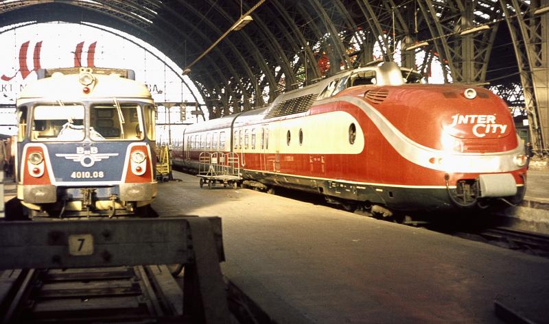 Konkurenten ? stehen im Hauptbahnhof von Frankfurt am Main frh am Morgen im Mai 72 nebeneinander (Johann Strau BB und VT 11 der DB) 
