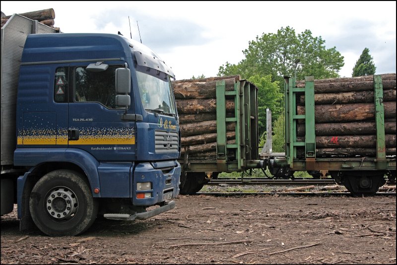 Konkurenten werden zu Partnern: Ein Bild das geschichte sein wird in Hemer: Ein  Standart  Lkw MAN TGA 26.430 (430PS) steht auf dem Ladeplatz um sein Holz auf die Bahn umzuschlagen.  In Zukunft wird das Holz auf der Strae befrdert....(23.05.2008)
