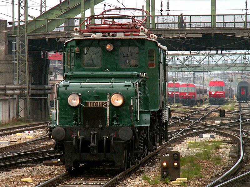 konnte mich zwischen diesen beiden Bilder der 1100.102 aus Wien West nicht entscheiden, deswegen beide. (4.4.2008)