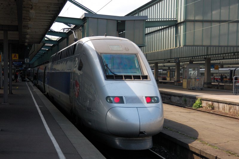 Kontraste: Das Flair, dass die in den Wirtschaftswunderjahren erbauten Bahnsteigberdachungen versprhen, will gar nicht so recht zum TGV passen. Unter dem Gesichtspunkt der Zweckmssigkeit mag es gehen... (Stuttgart Hbf, 16.08.2008)