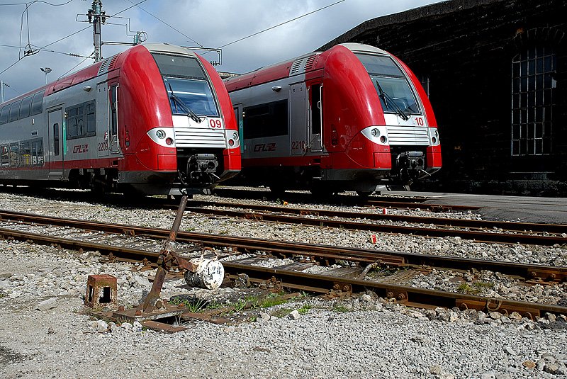 Kontraste. Neue Triebzge der BR 2200 auf alten Gleisanlagen, treffen im BW Luxemburg zusammen. April 2008