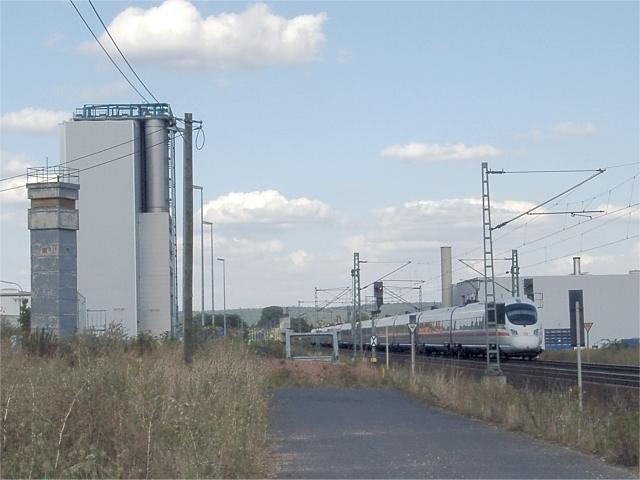 Kontrastprogramm: Zwischen Obersuhl (Hessen) und Untersuhl (Thringen) passiert eine Doppeleinheit 411/415 von Saarbrcken kommend und nach Dresden fahrend die ehemalige innerdeutsche Grenze. Der ehemalige DDR-Grenzturm links vor dem neuen Silogebude beweist es...