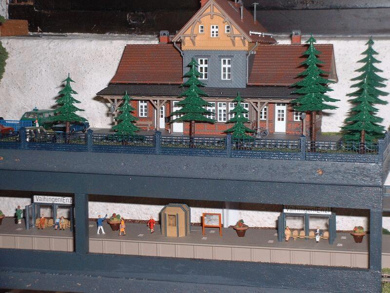 Kopbahnhof Vaihingen/Enz (2 x Vollmer 3541) mit 2 Bahnsteiggleisen. Das Bahnhofsgebude ist aus  Platzgrnden  eine Etage hher (Bh. Paulinzella KIBRI 9491). Das ganze ist an der Wand befestigt.