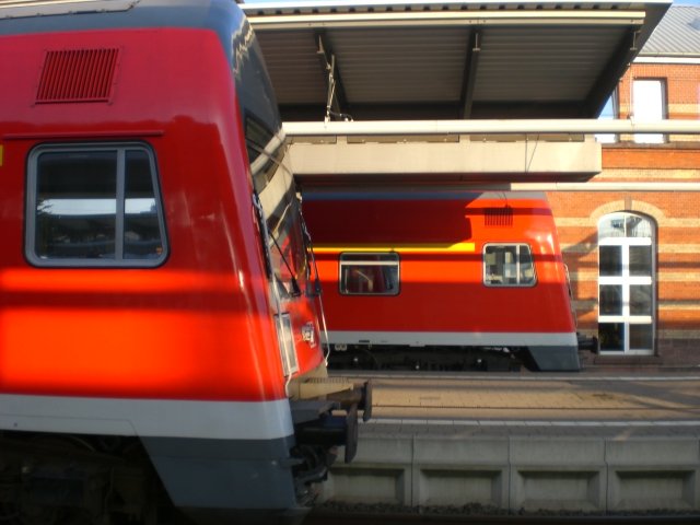 Kopf-an-Kopf zwischen zwei Dosto-Steuerwagen im Rostocker Hbf, beide eingesetzt als S1 zwischen Rostock und Warnemnde. 31.12.2008