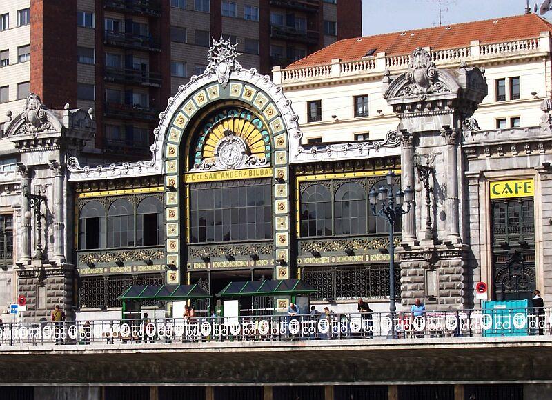 Kopfbahnhof Bilbao-Concordia der ZEVE am 27.09.2005, gebaut fr die FC (Ferrocarril) Santander - Bilbao, ca. 100 km. Auerdem fahren heute hier auch die Zge nach Balmaseda, ca. 40 km, und nach Leon, ber 300 km, ab. Im Erdgeschoss ist die Schalterhalle, im 1.Stock (grosse Fenster) die Bahnsteighalle. 
