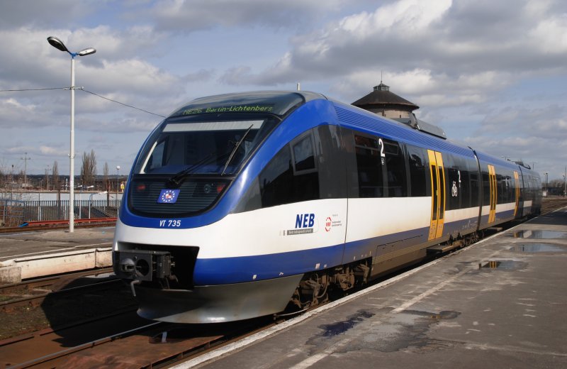 KOSTRZYN nad Odrą (Woiwodschaft Lebus/Kreis Gorzów), 25.03.2009, VT 735 der NEB als NE26 nach Berlin-Lichtenberg im Bahnhof Kostrzyn nad Odrą