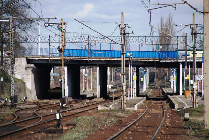 KOSTRZYN nad Odrą (Woiwodschaft Lebus/Kreis Gorzów), 25.03.2009, Blick auf den Nord-Süd-Bahnsteig, oben der Querbahnsteig