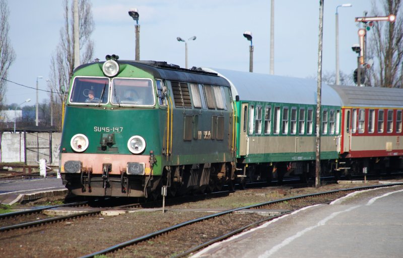 KOSTRZYN nad Odrą (Woiwodschaft Lebus/Kreis Gorzów), 25.03.2009, SU45-147 mit einem Personenzug bei der Einfahrt in den Bahnhof Kostrzyn nad Odrą