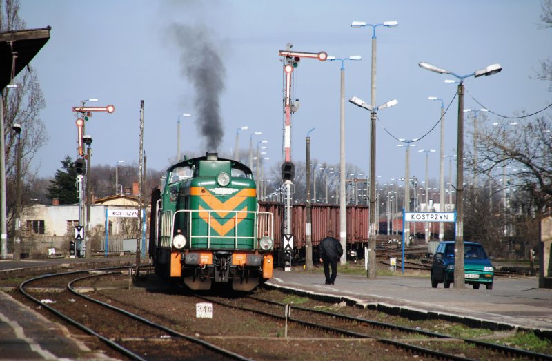 KOSTRZYN nad Odrą (Woiwodschaft Lebus/Kreis Gorzów), 25.03.2009, Diesellok SM42-989 als  Dampflok  unterwegs