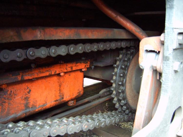 Kraftbertragung via Kette 100 755 Borsig 1935-14550 in Stafurt am 04.06.05. 100 755 war brigens ehemals Ke 4755 sprich mit elektrischer Kraftbertragung.