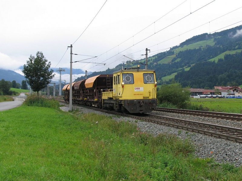 Kranfahrzeug 99 81 9120 524-1 mit einem Gterzug unter tiefhngende Wolken bei Brixen im Thale am 23-8-2008.