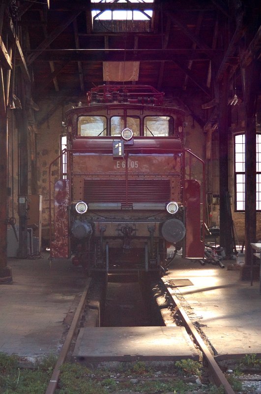 Krauss-Maffei, sowie die Firmen AEG und BBC lieferten 1935 insgesamt acht elektrische Rangierlokomotiven der Baureihe E 63. Sie wurden bis 1978 im Rangierdienst auf verschiedenen Bahnhfen eingesetzt. Bis heute blieben im Bestand des Nrnberger DB-Museums die Loks E 63 05 und E 63 08 erhalten. E 63 05 (Baujahr 1936) fand ihre Bleibe im Bahnpark Augsburg.