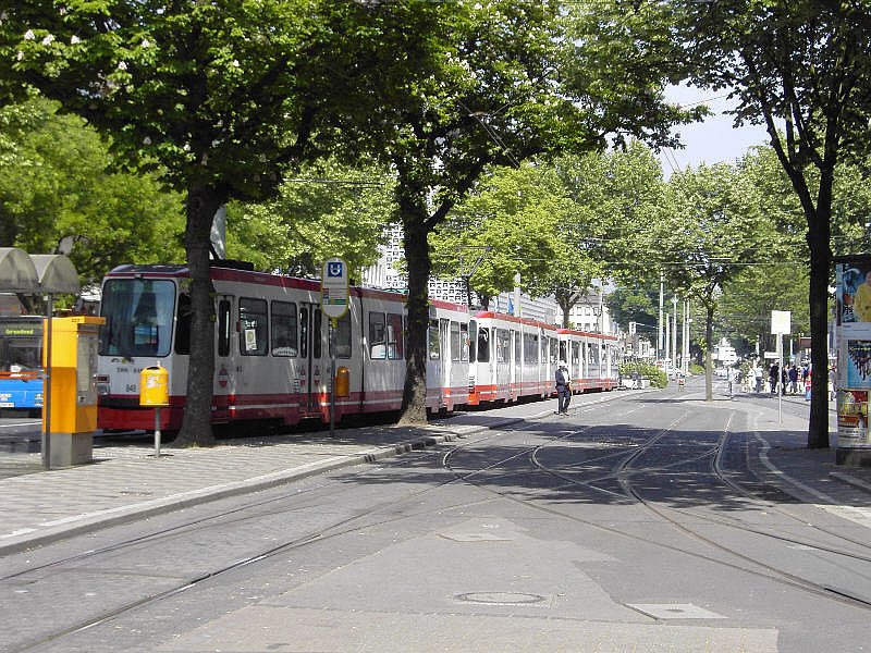 Krefeld Rheinstra�e: 3 Mal M8C - 848 (044 Rheinhafen), 835 (042 TEW, Tor 3) und 846 (041 Fischeln, Grundend). An Sonn- und Feiertagen reichen die 20 vorhandenen M8Cs aus, so dass die sonst auf der 041 und 044 eingesetzten GT8-Einrichtungswagen im Betriebshof bleiben. Auf den Regelspurgleisen enden die beiden Rheinbahn-Linien U70 und U76 (D�sseldorf - Krefeld, Stadtbahnwagen B80).