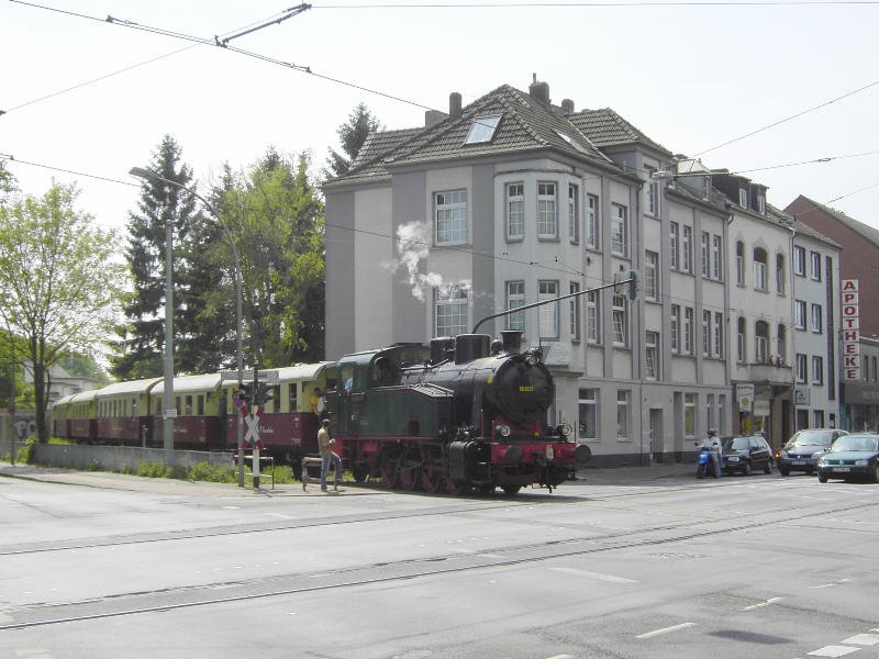 Krefelder  Schluff : Mitten durch die Stadt! Von St. T�nis kommend und kurz vor Erreichen des Bf. Crefeld Nord �berquert der Zug die Kreuzung St.-T�niser-/St.-Anton-Str./Franken-/Preu�enring (B9).