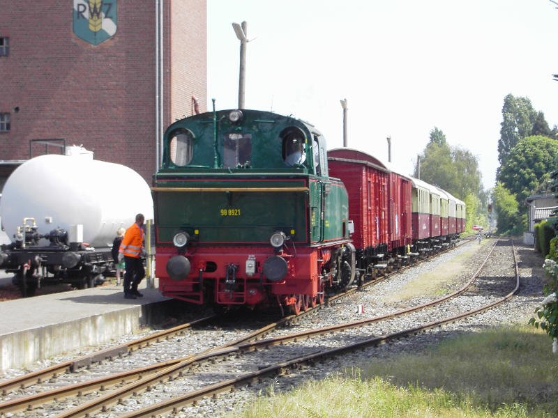 Krefelder  Schluff : R�ckw�rts - Tender voraus - Ankunft im Bf. (T�nisvorst-)St. T�nis.